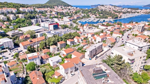 Stan 57 m2 s garažom i prostranom okućnicom 185 m2 | Terase i vrtovi | Izvrsna pozicija | Dubrovnik
